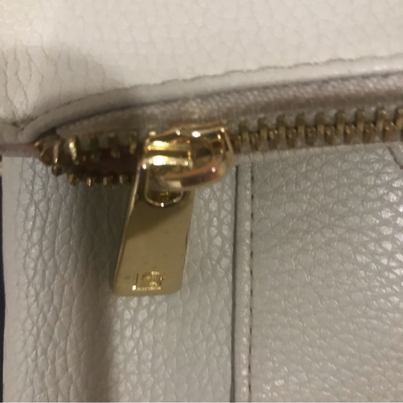 Laundry by Shelli Segal bag. - Picture 8 of 9